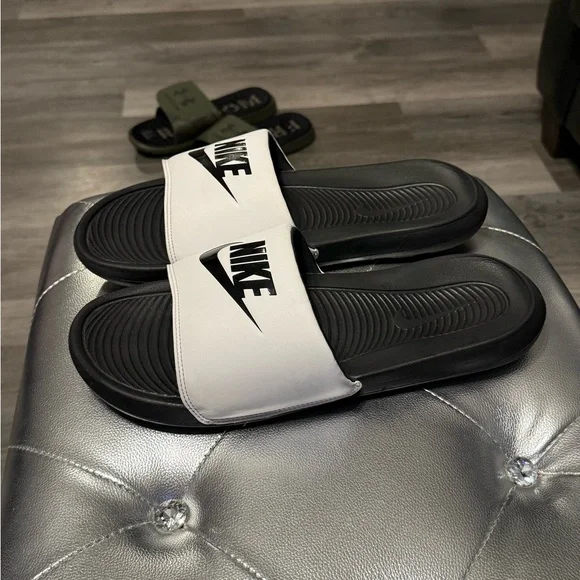 Nike Black and White Slides - Picture 2 of 4